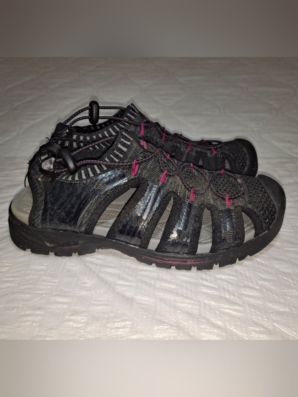 Women’s Black Outdoor Sandal with Pink Accents Amazon Essentials Size 6 Bungee